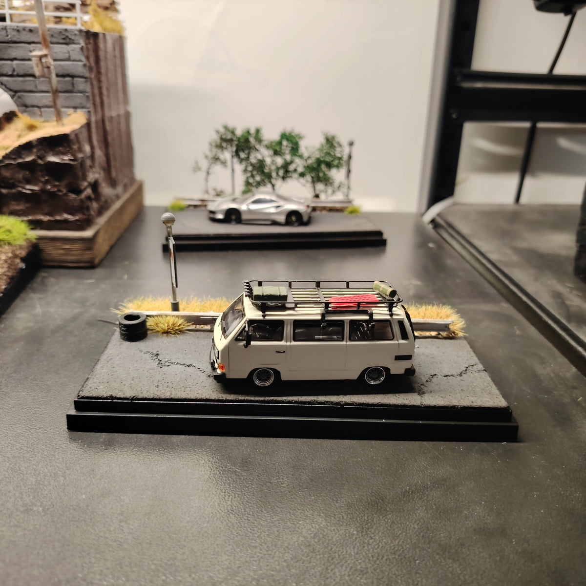 Diorama-bas med höstväg i skala 1:64