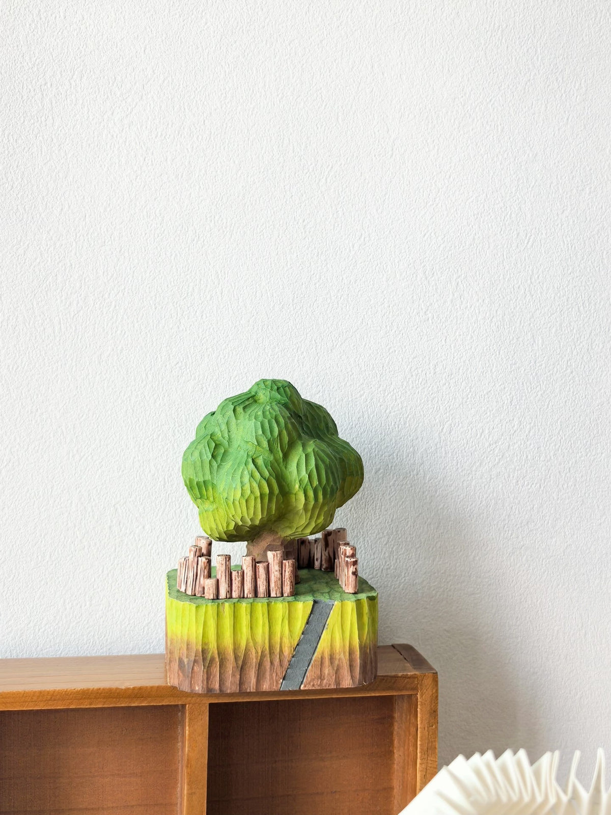 Handgemaakte houten boomfiguur met magnetische basis