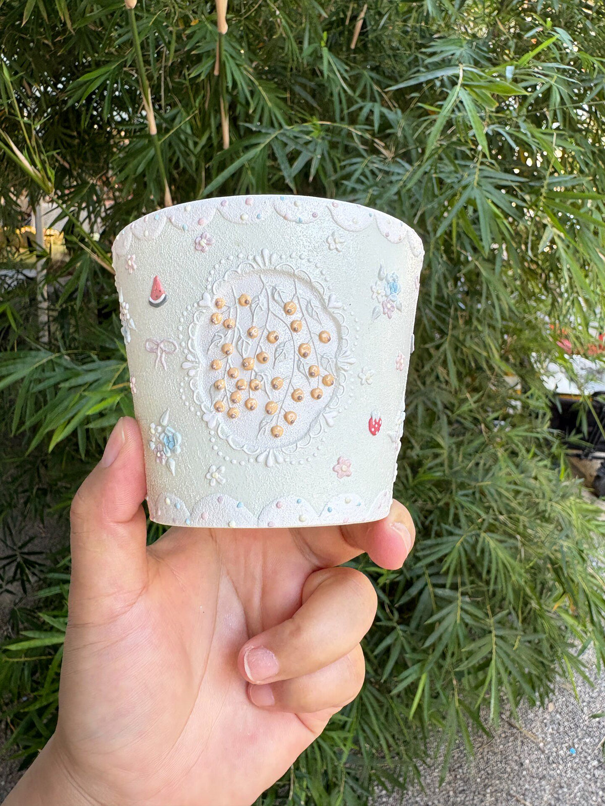 Keramisk mugg med blomrelief