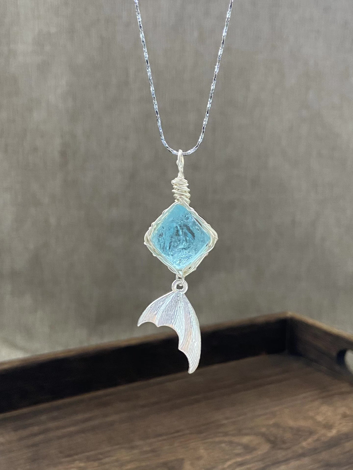 Collier pendentif cristal torsadé queue de sirène