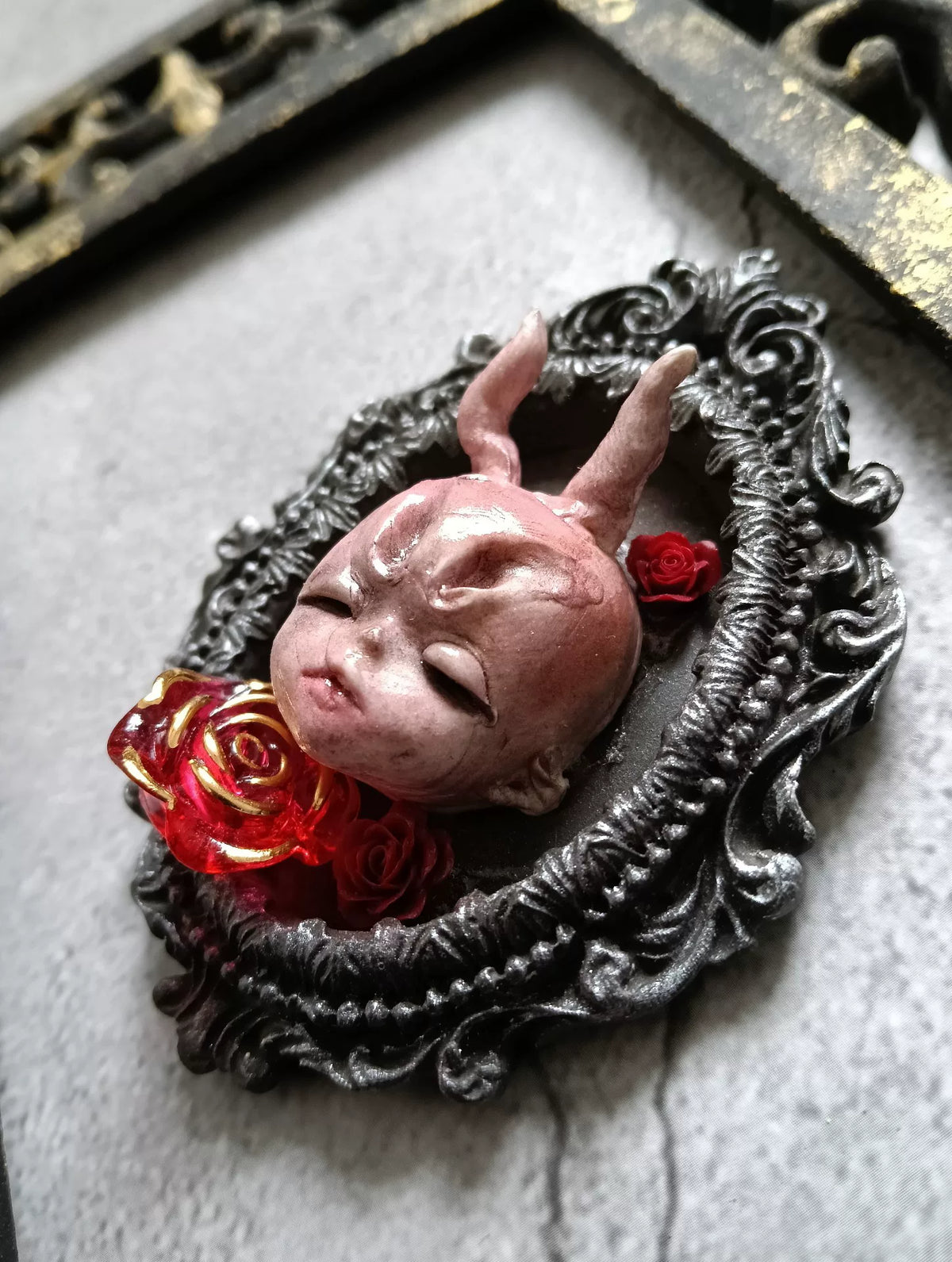 Broche Pendente de Cabeça de Querubim Gótico com Chifres