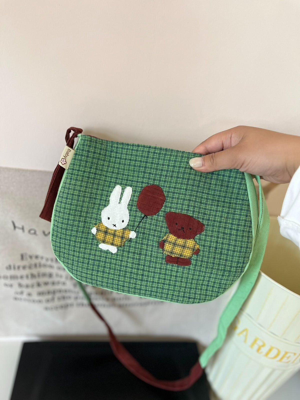 Bolso bandera de algodón tejido a mano con appliqué de conejo