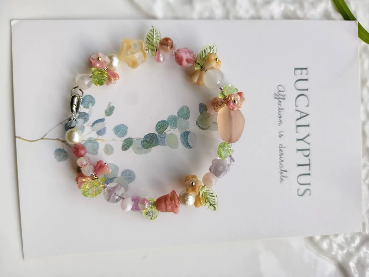 Bracelet fleuri en perles de verre de Bohême