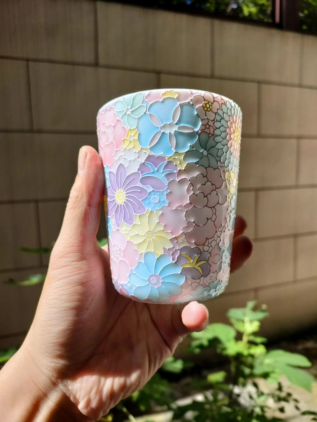 Handbemalte Porzellantasse mit Blumenmotiv