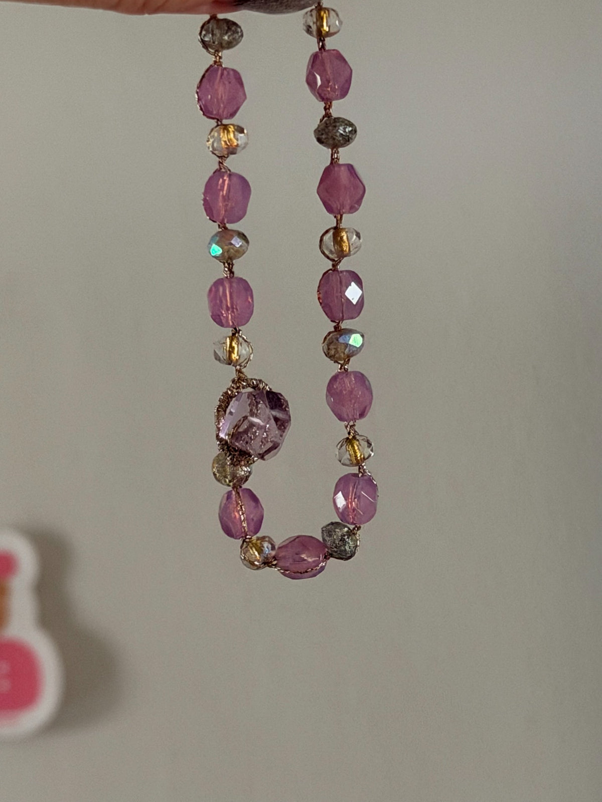 Pulsera de alambrado con colgante de cristal púrpura