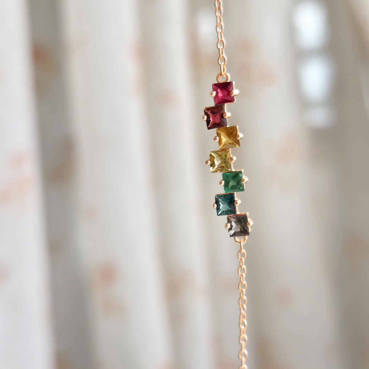 Armband med regnbågsturmalin i kvadrat, rosguld