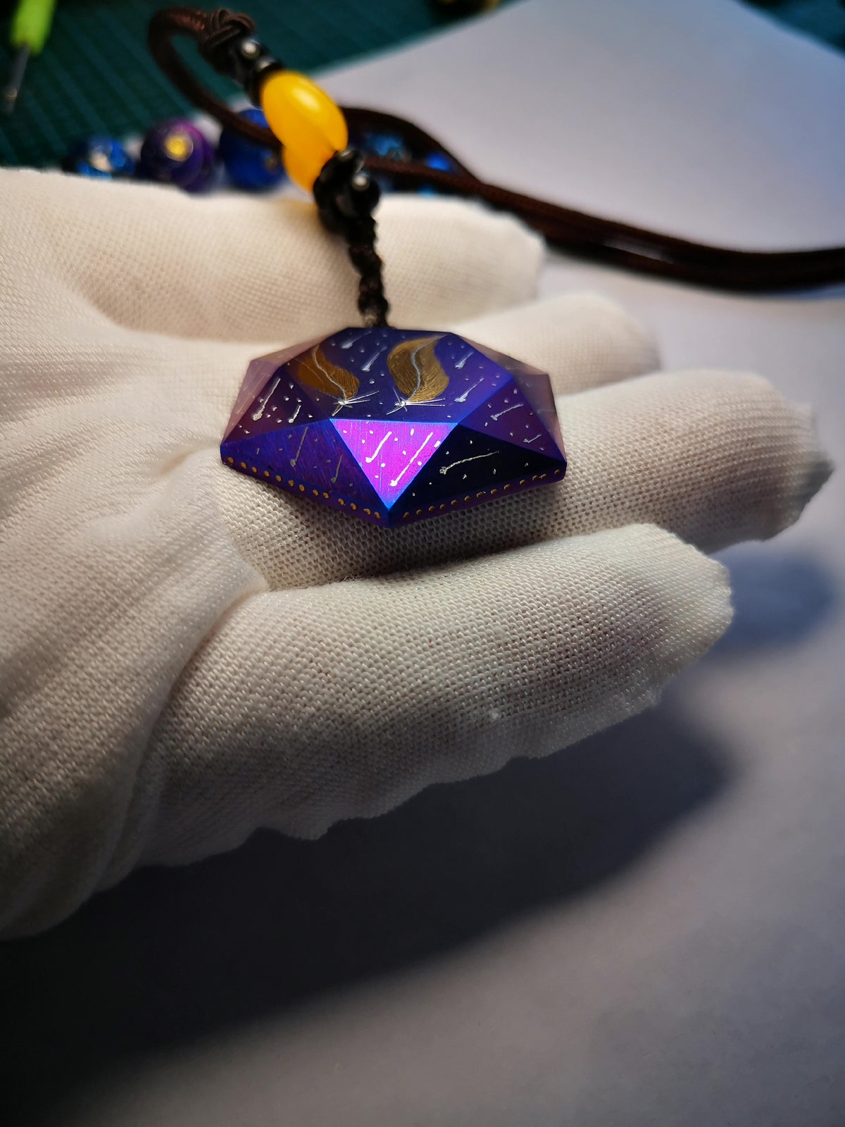 Colar com Pendente Hexagonal Cósmico Pintado à Mão