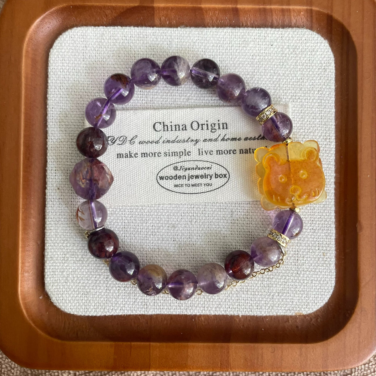 Perlenarmband mit Honigbernstein-Bärenanhänger und Amethyst