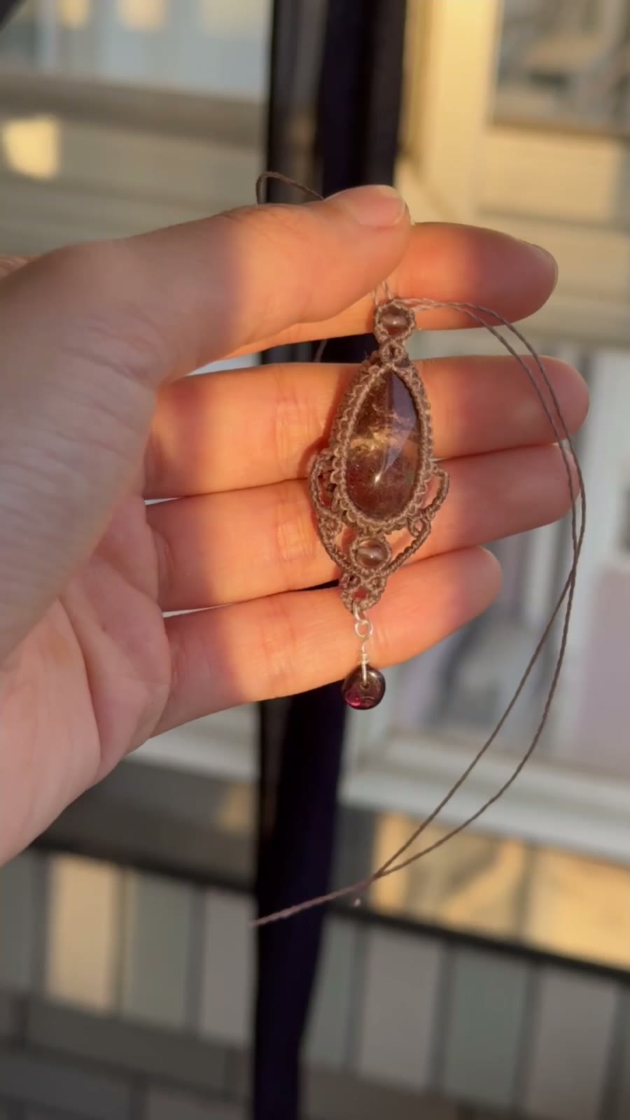 Collana con Pendente in Macramé e Quarzo Phantom Rosso