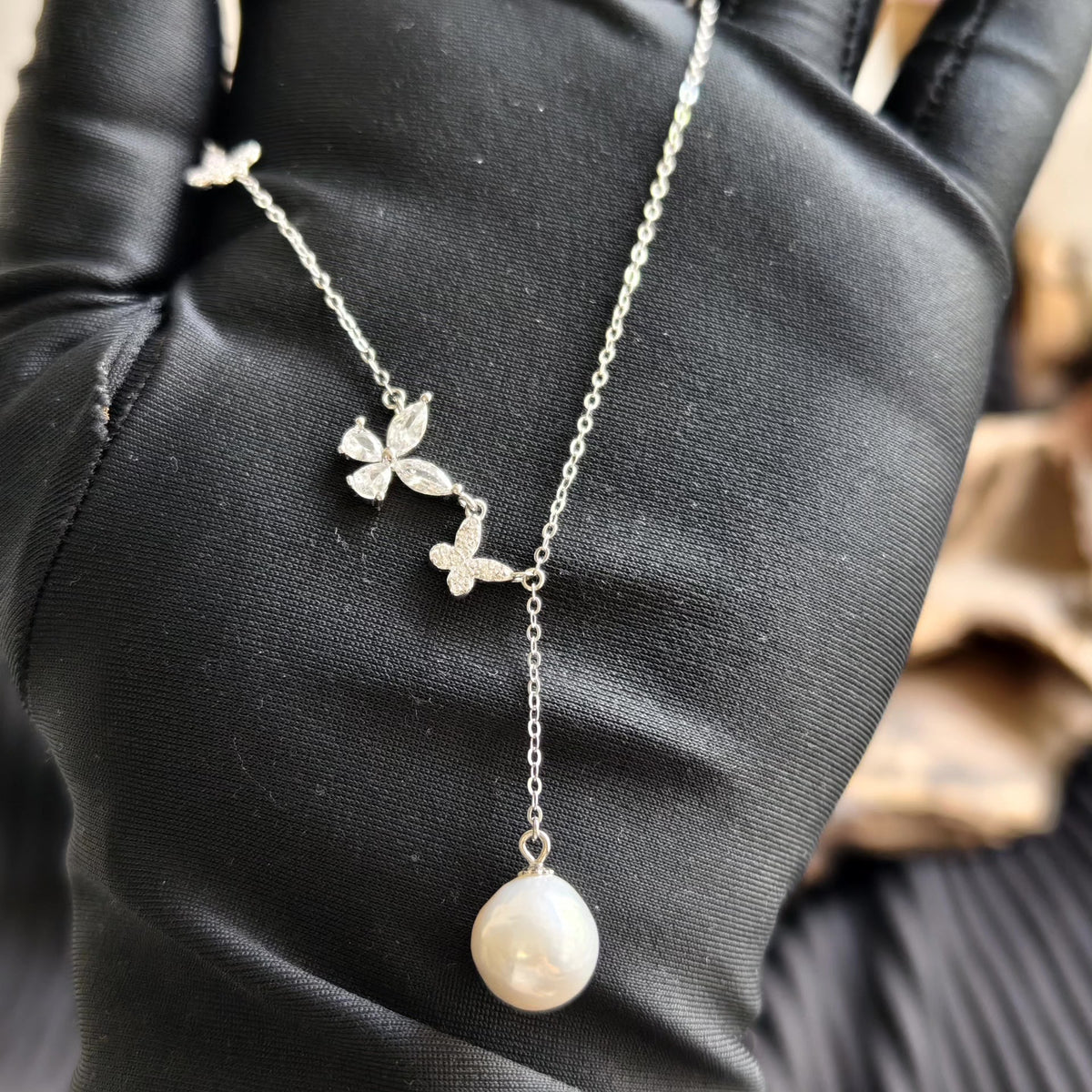 Collana con farfalla in argento e perla da 10,5 mm