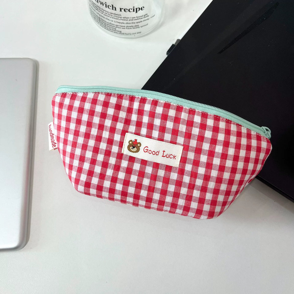 Funda para gafas de tela con cuadros rojos hecha a mano