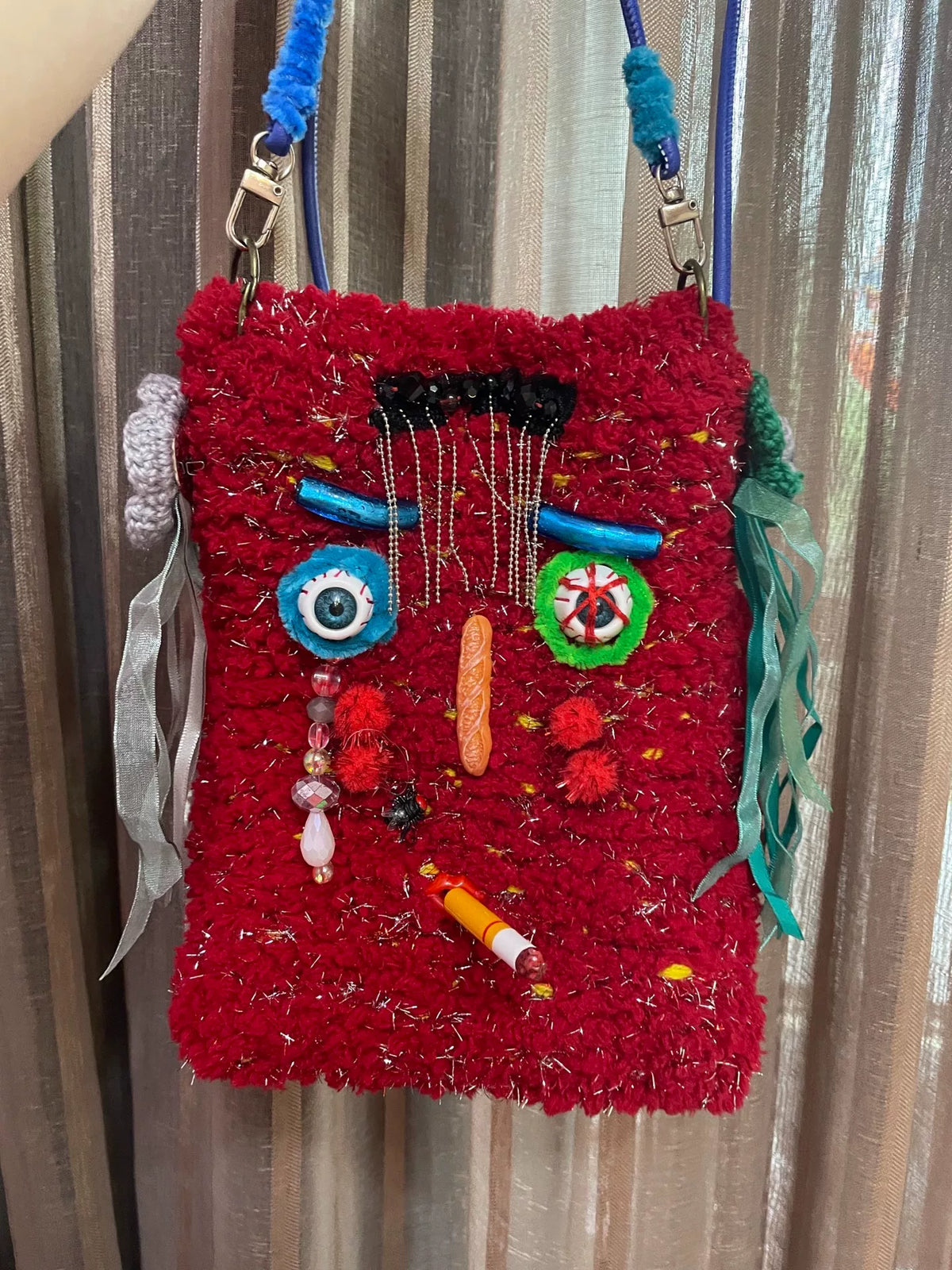 Bolso bandolera para móvil de punto con cara gruñona