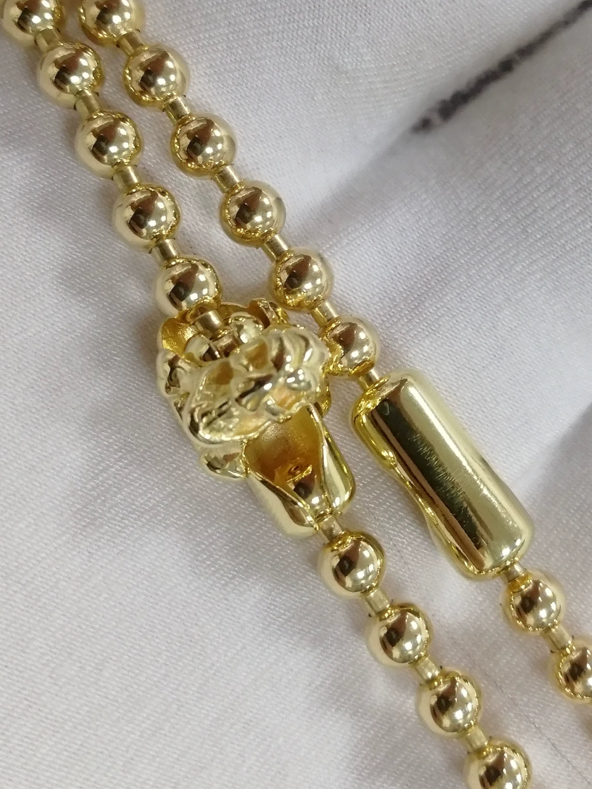 Chaîne de perles dorées avec fermoir crâne