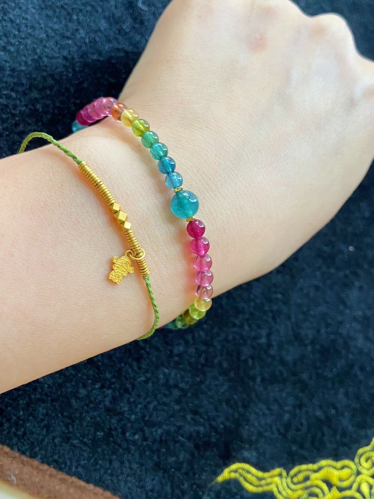 Pulsera de cuentas de turmalina arcoíris