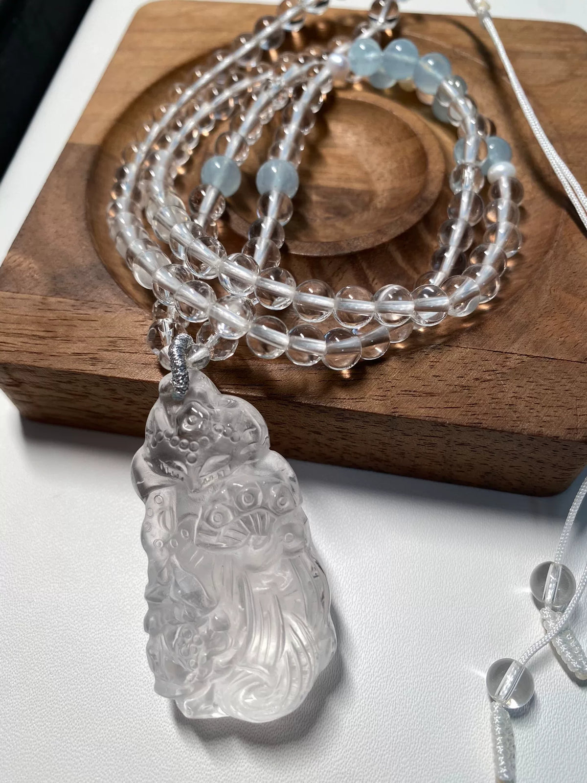 Klarkvarts halsband med räddad rävberlock