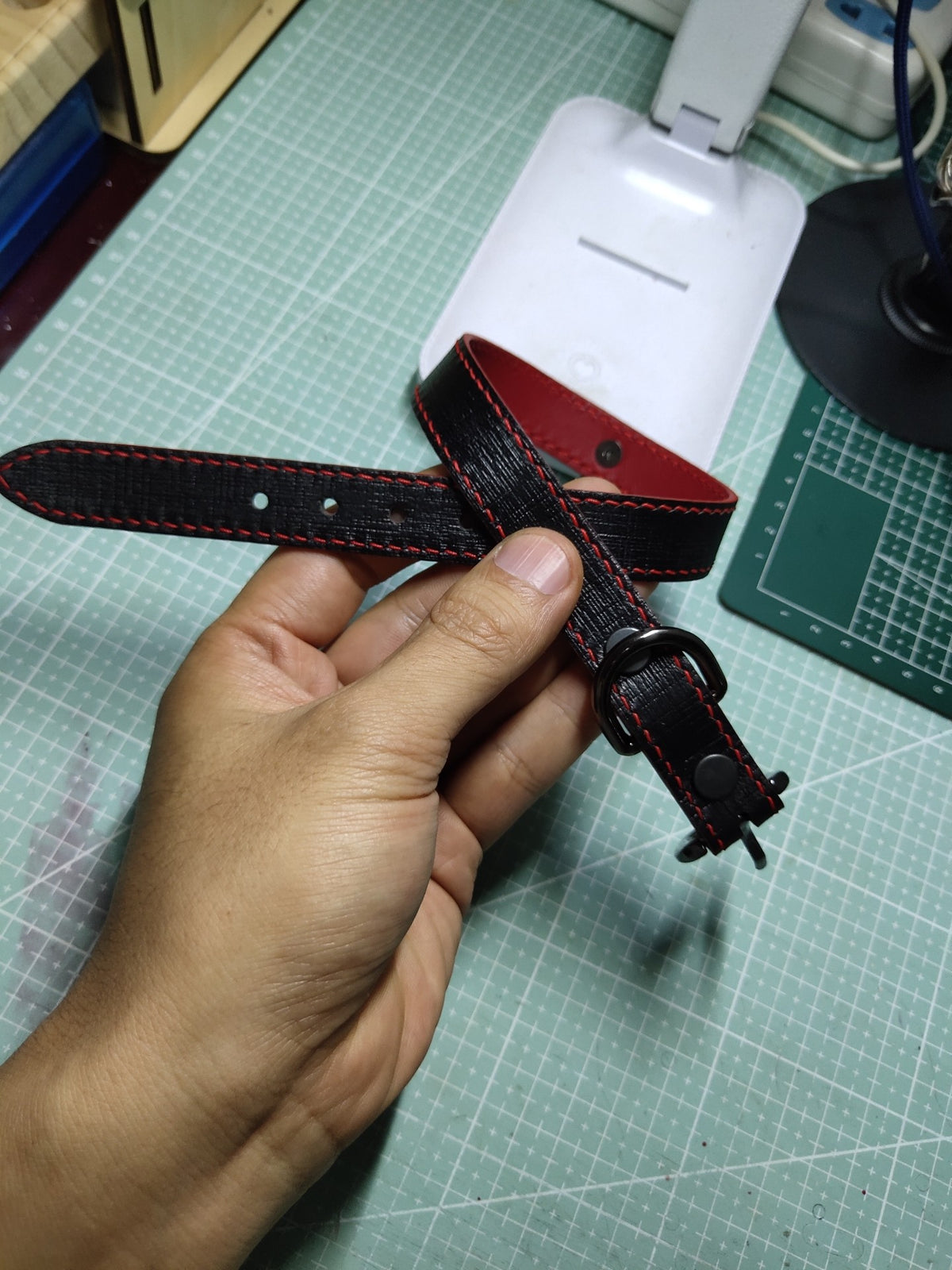 Collier en cuir véritable rouge et noir avec anneau en D doré