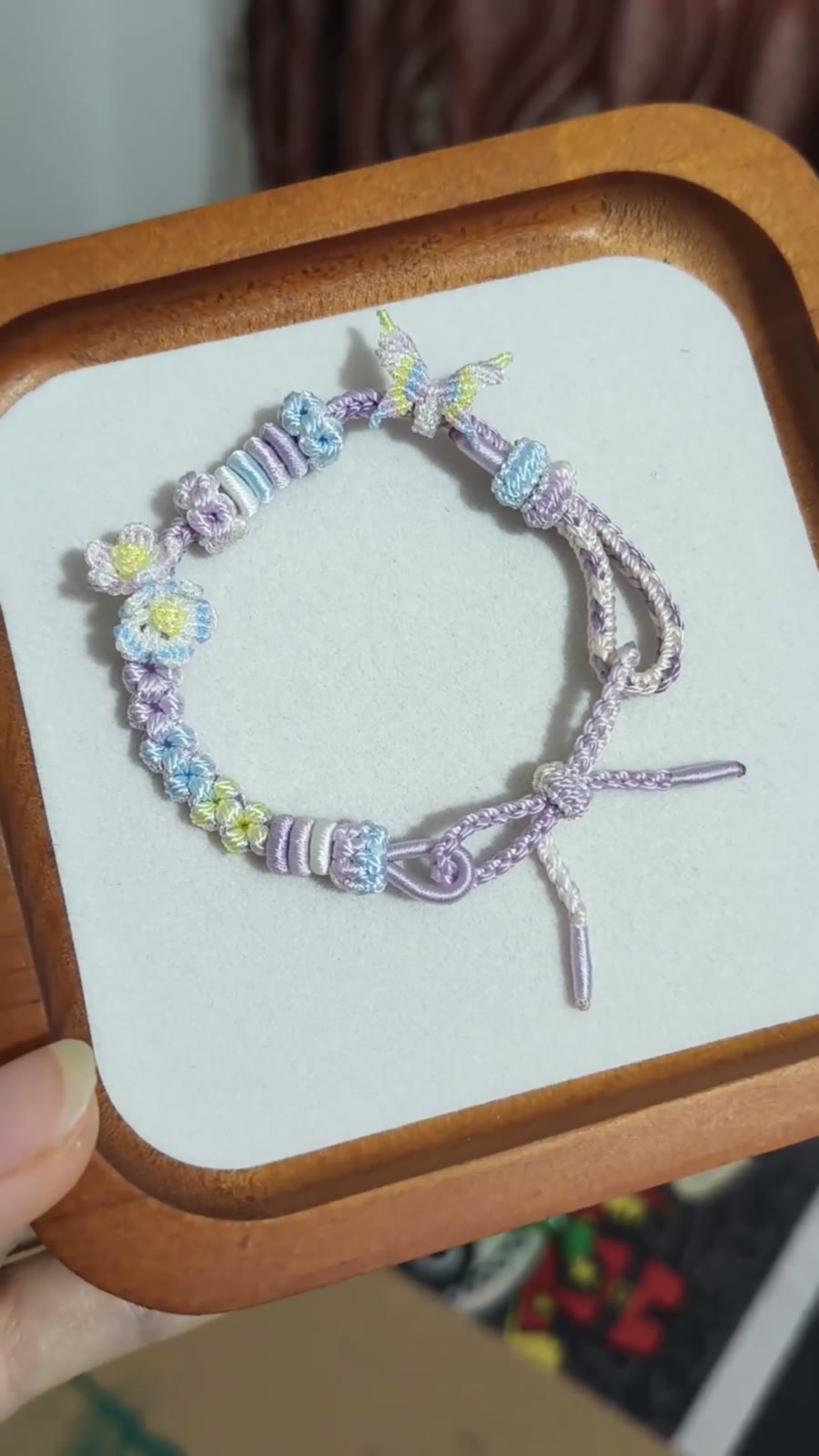 Handgeflochtenes Blumenarmband in Blau-Pink-Verlauf