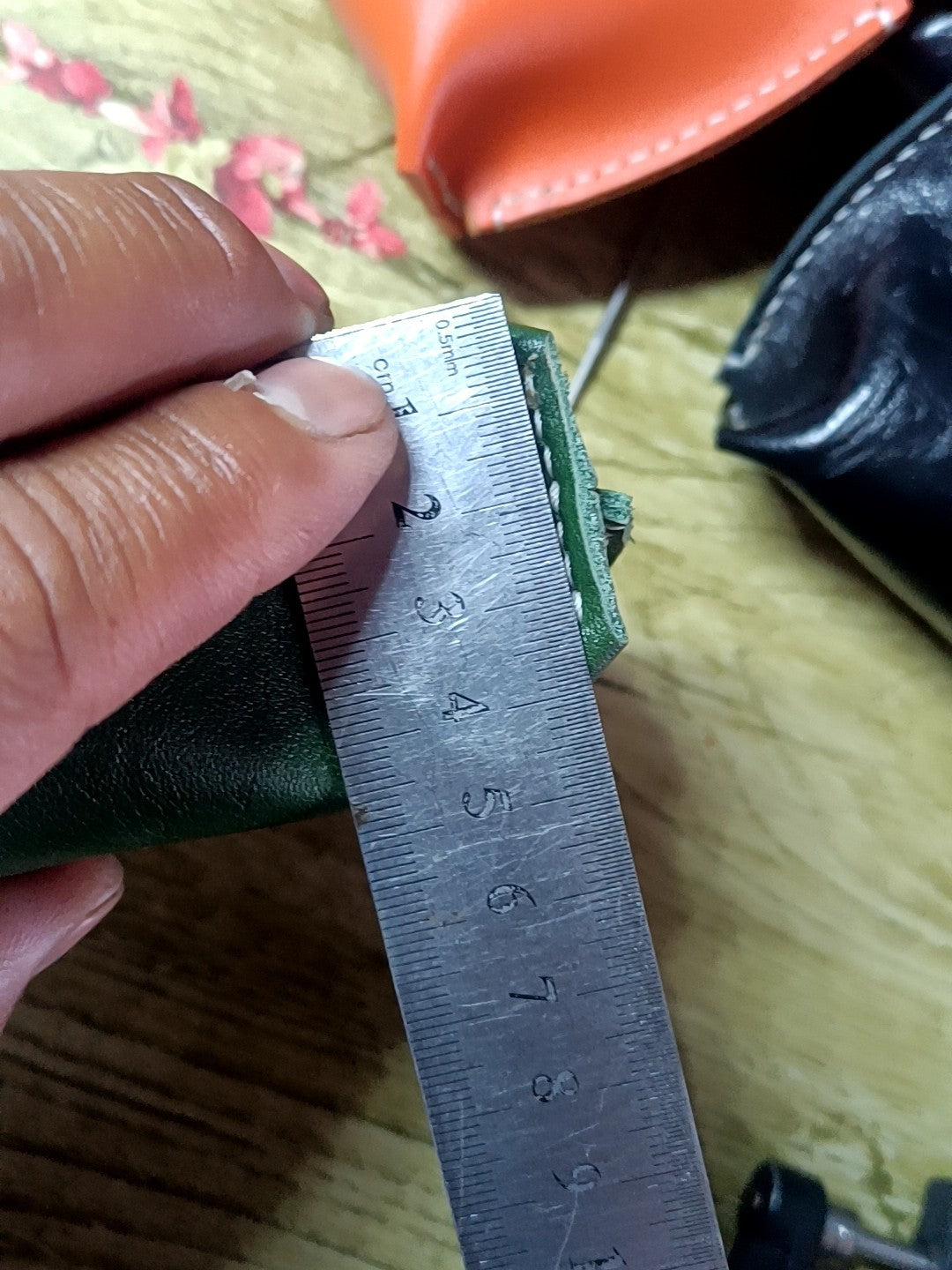 Grünes Leder-Etui mit Verschluss für Perlen