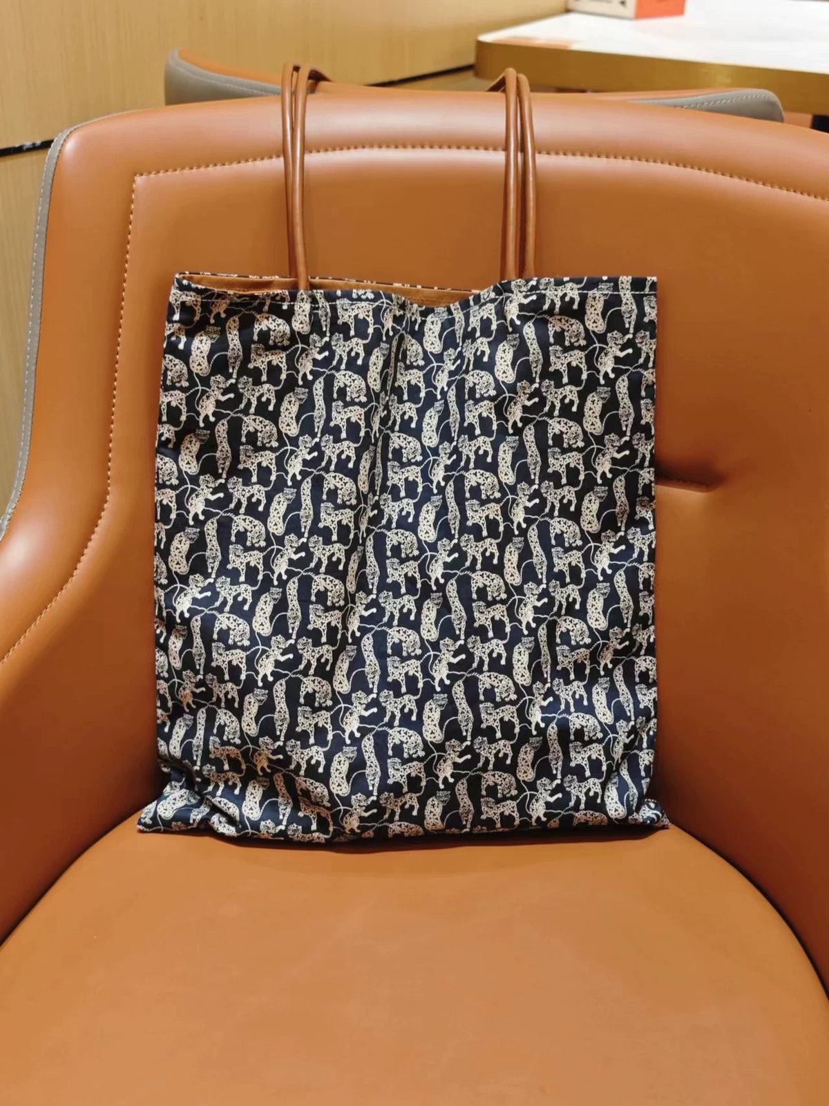 Tote de algodón con estampado de leopardo y asas de cuero