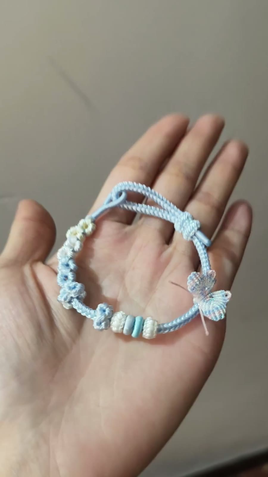 ハンドメイド ブルー＆ホワイトの編み込みレスレット 蝶と花