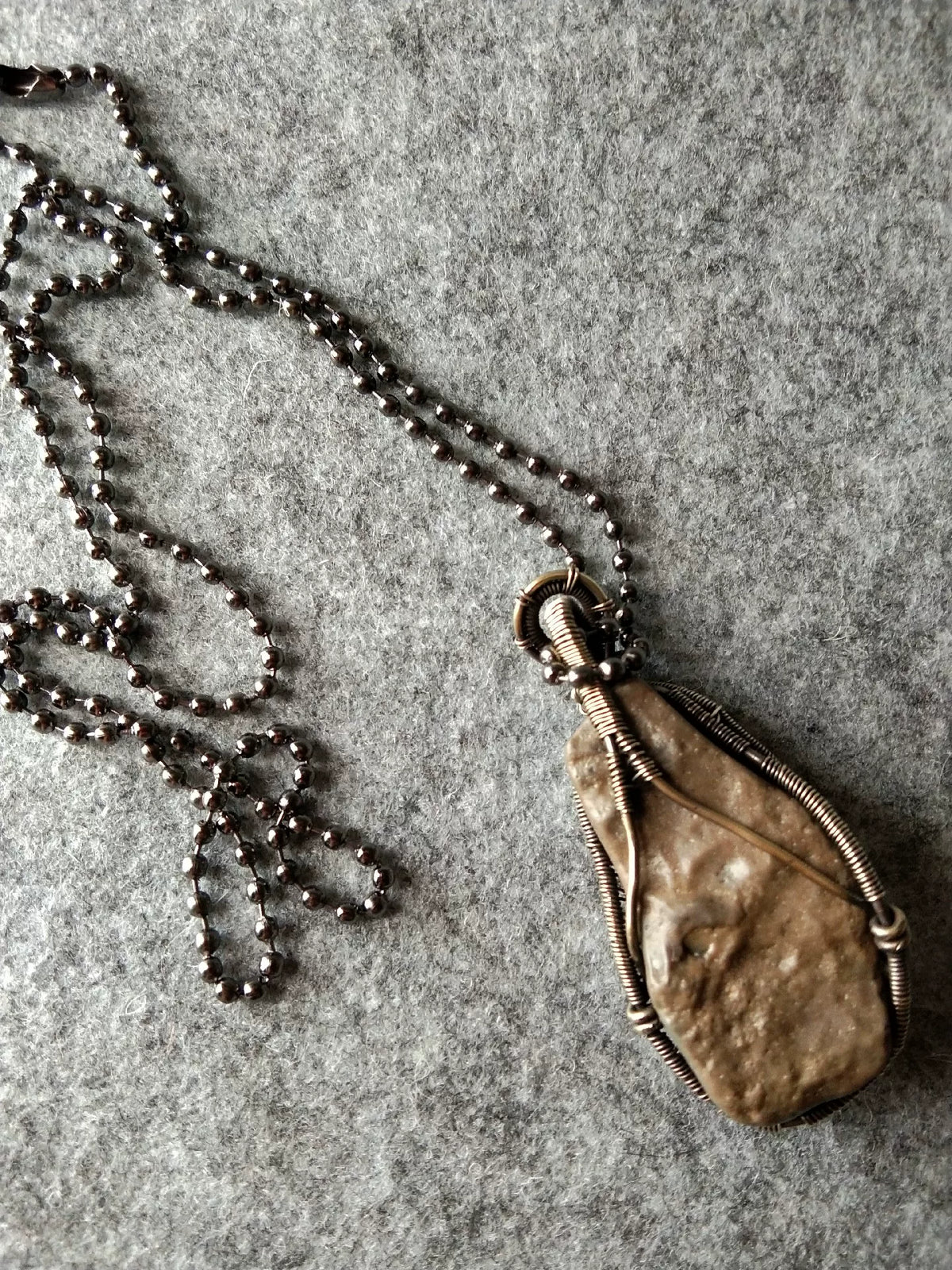 Colar com Pendente de Jade Alashan em Latão Envolto