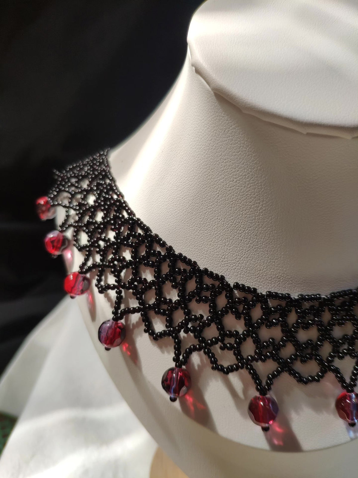 Schwarze Rote Spitze Seed Bead Halskette
