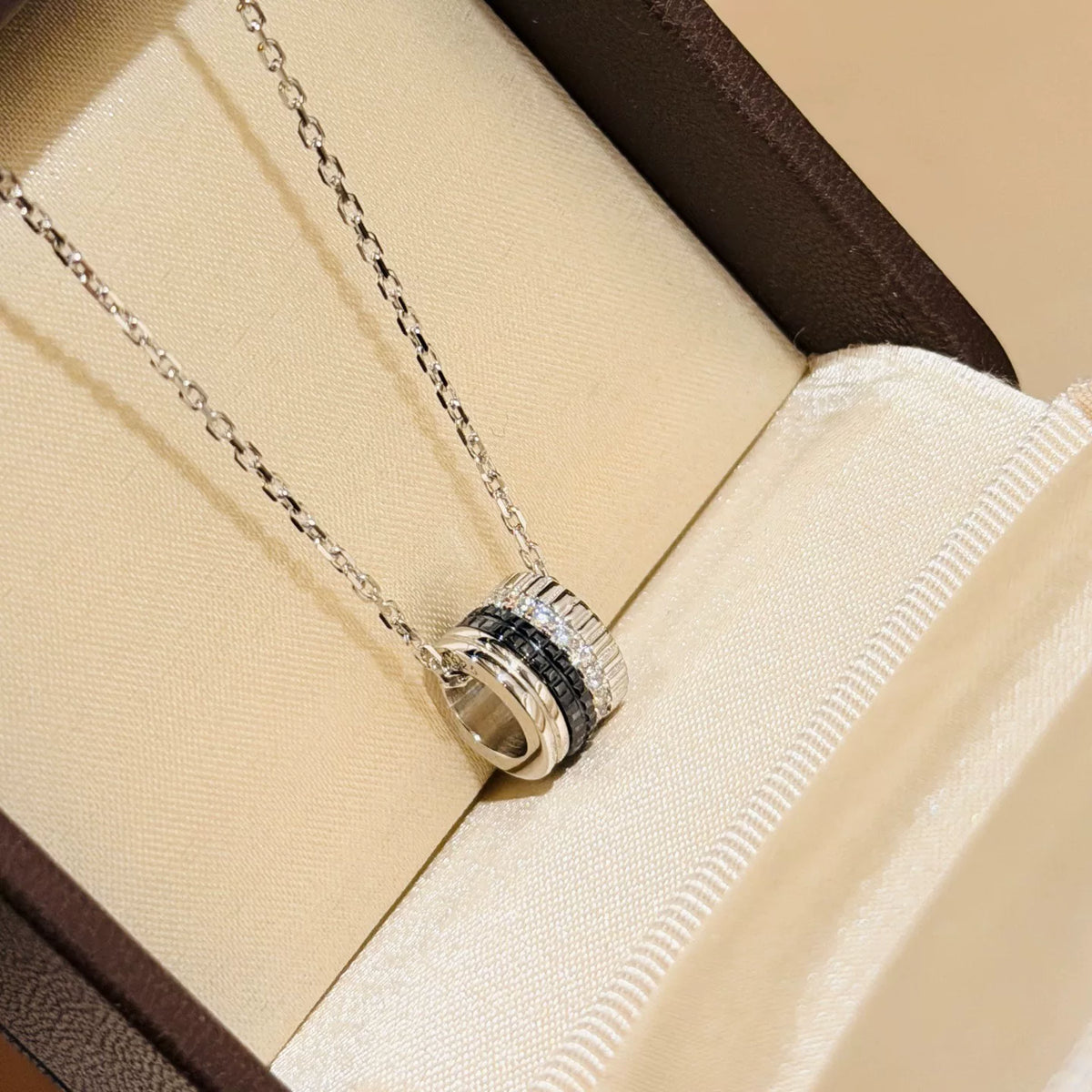 Collar baguette de cuatro filas en plata S925 con baño de rodio