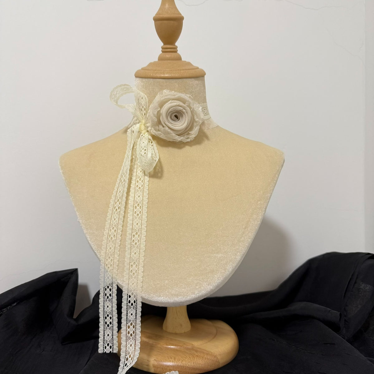 Colier Choker Rose en Dentelle Crème