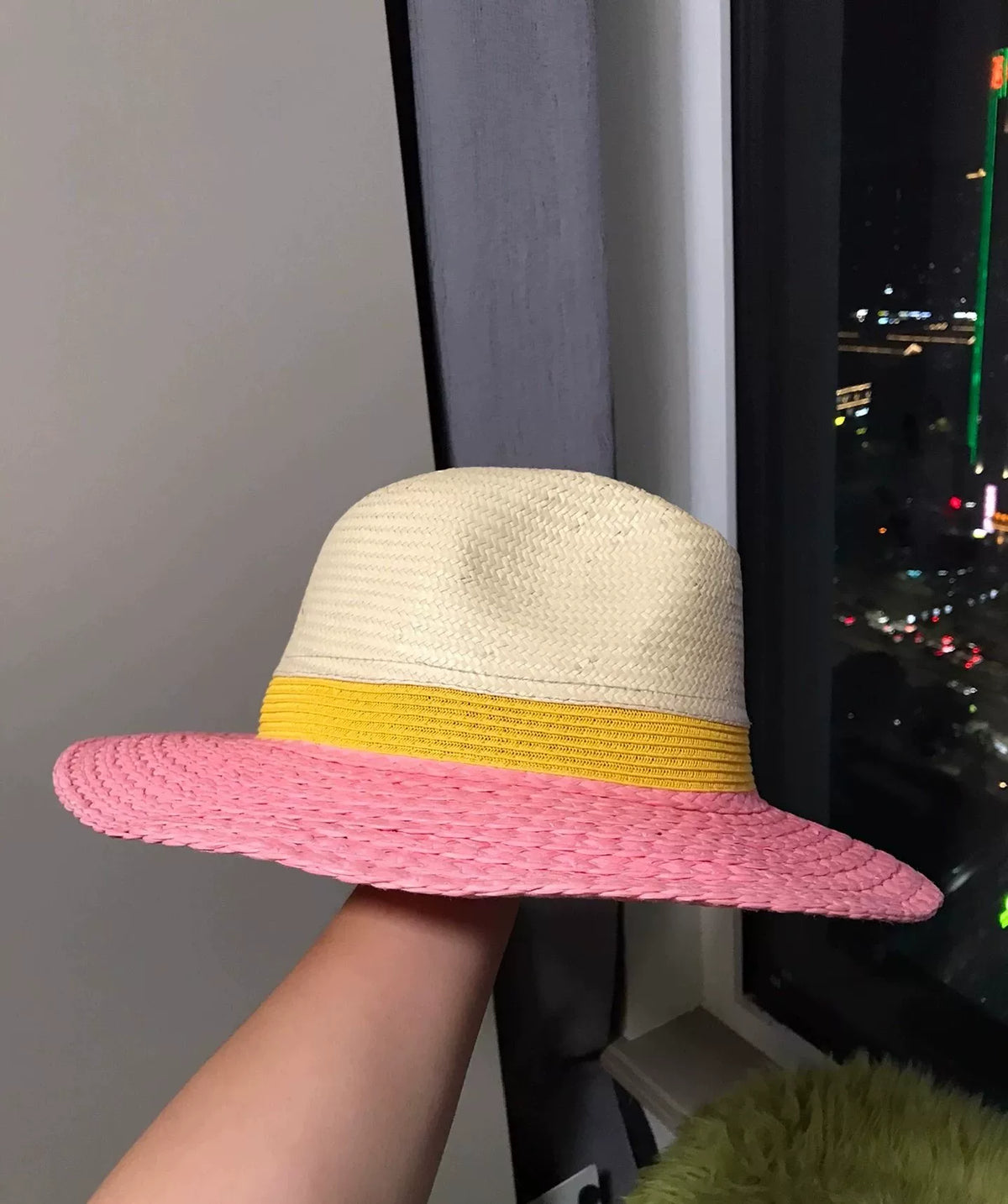 Panamahalm-fedora med rosa brätte