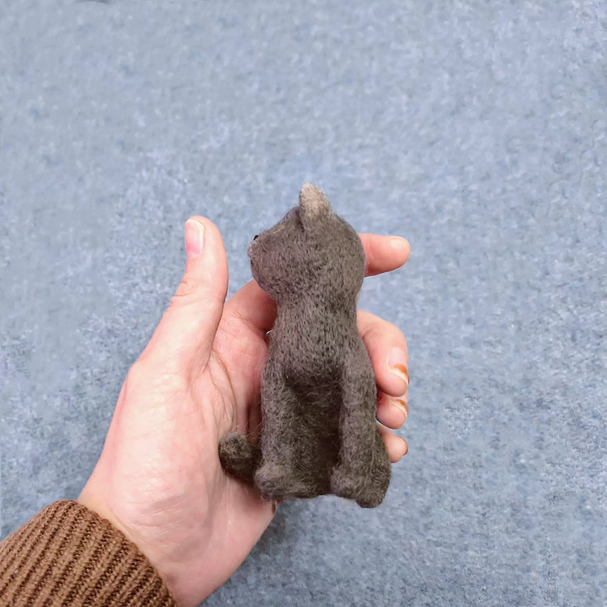 手作りウールフェルト グレーの猫フィギュア