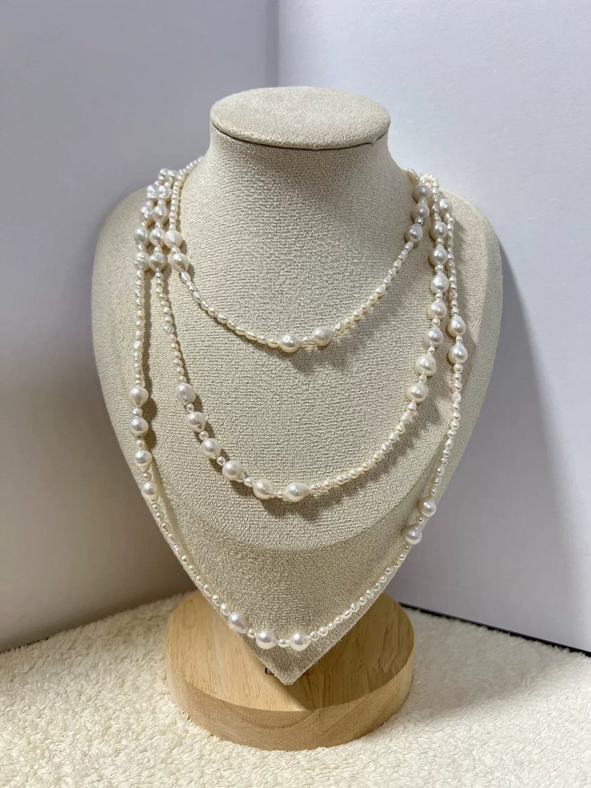 Collier superposé de perles baroques d'eau douce