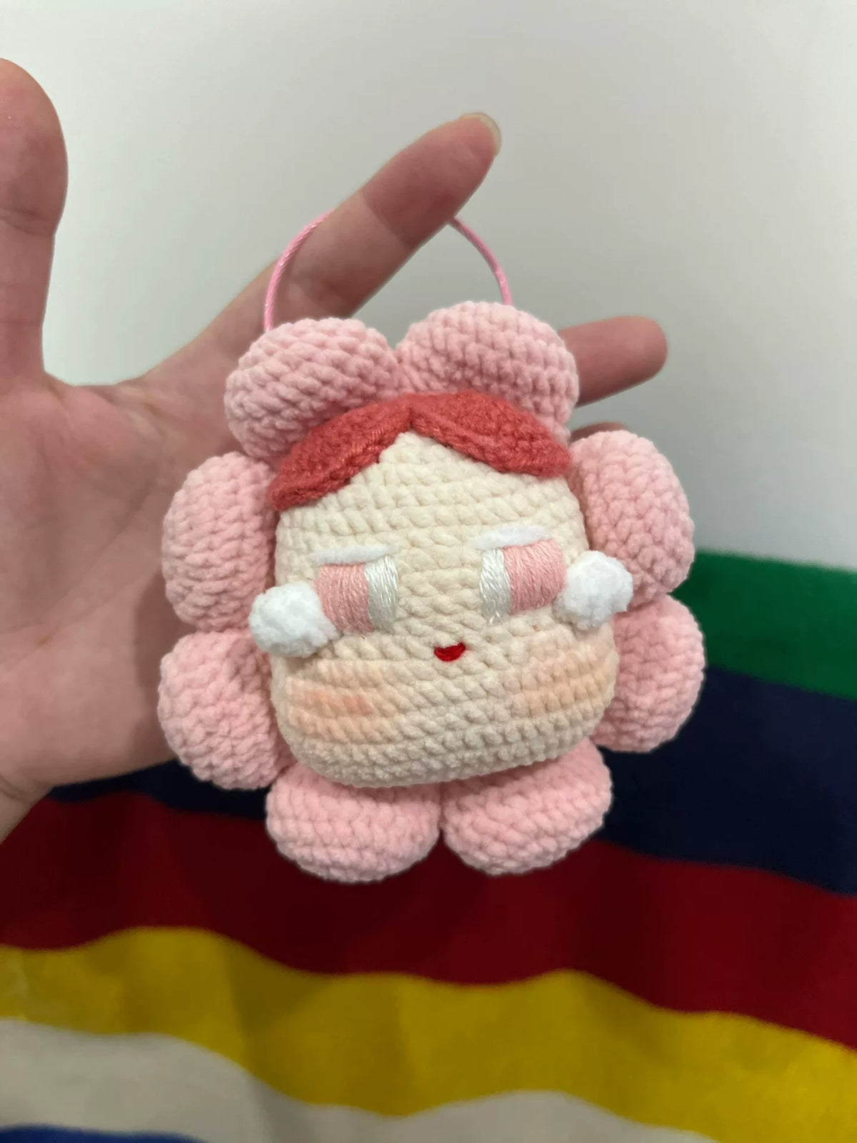 Colgante de bebé llorando rosa tejido a crochet