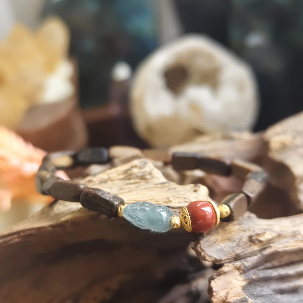 Agarholz-Armband mit blauem Jadeit-Pixiu