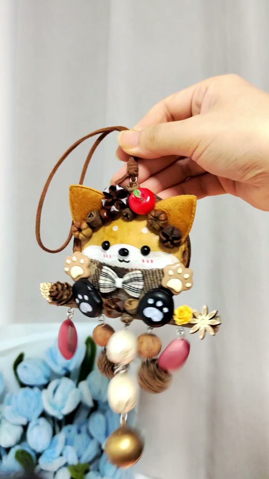 Adorno colgante de Shiba Inu en vaina natural hecho a mano