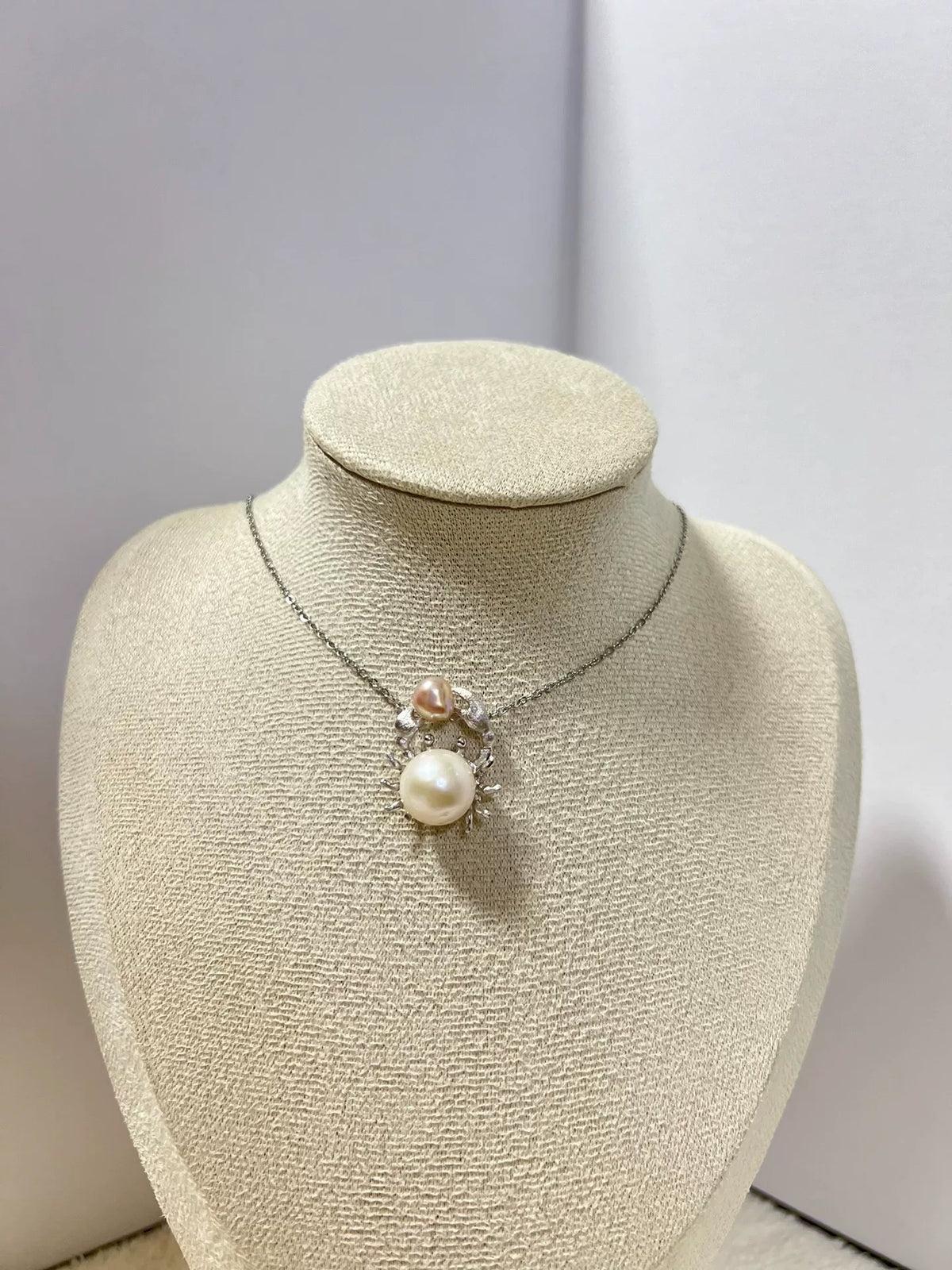 Collana con Pendente in Perle e Cornice a Raggio
