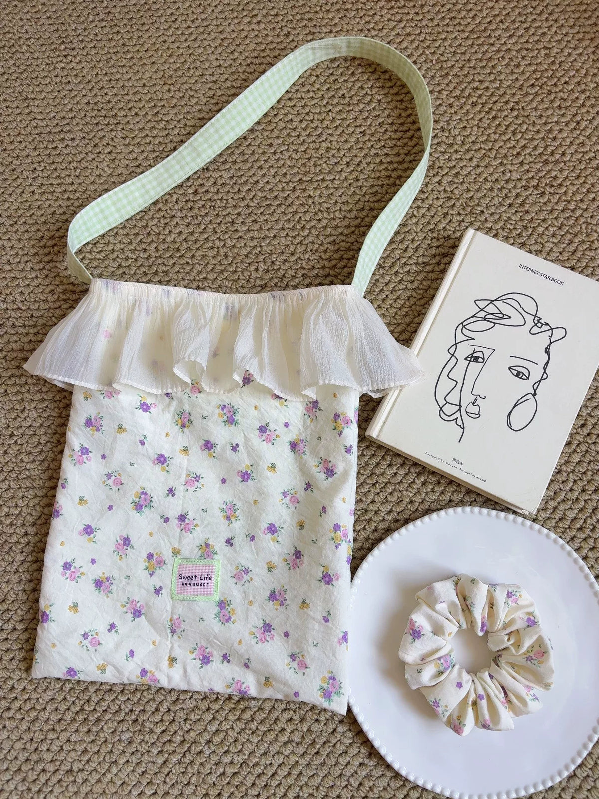 Blumige Baumwololltasche mit Organzafrüsche
