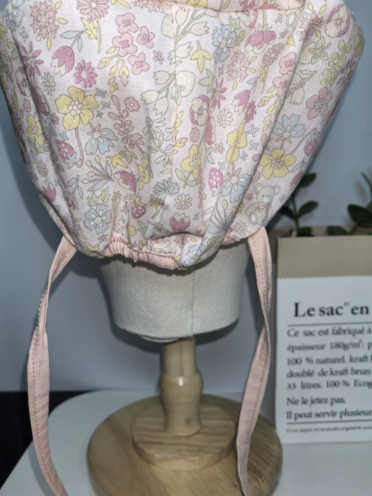 Charlotte chirurgicale en coton floral avec bord rose poudré