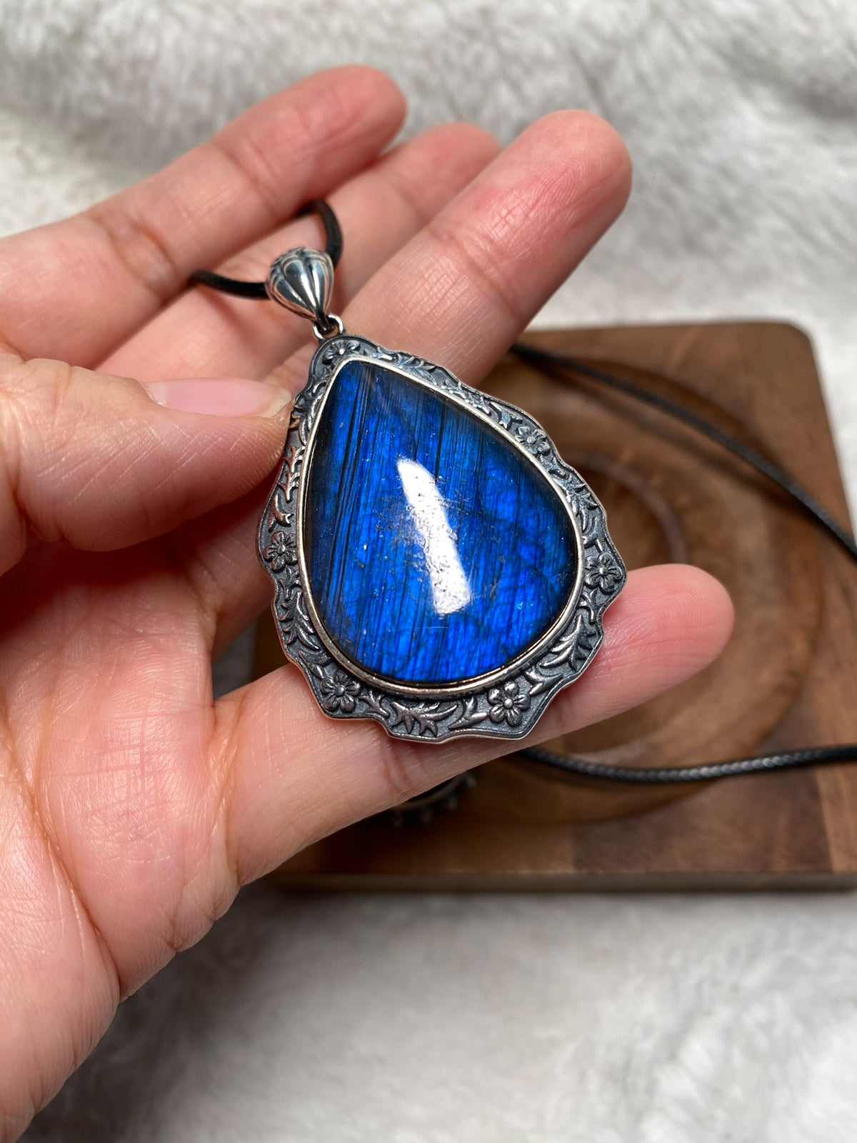 Pendentif en labradorite et argent S925, cordon noir