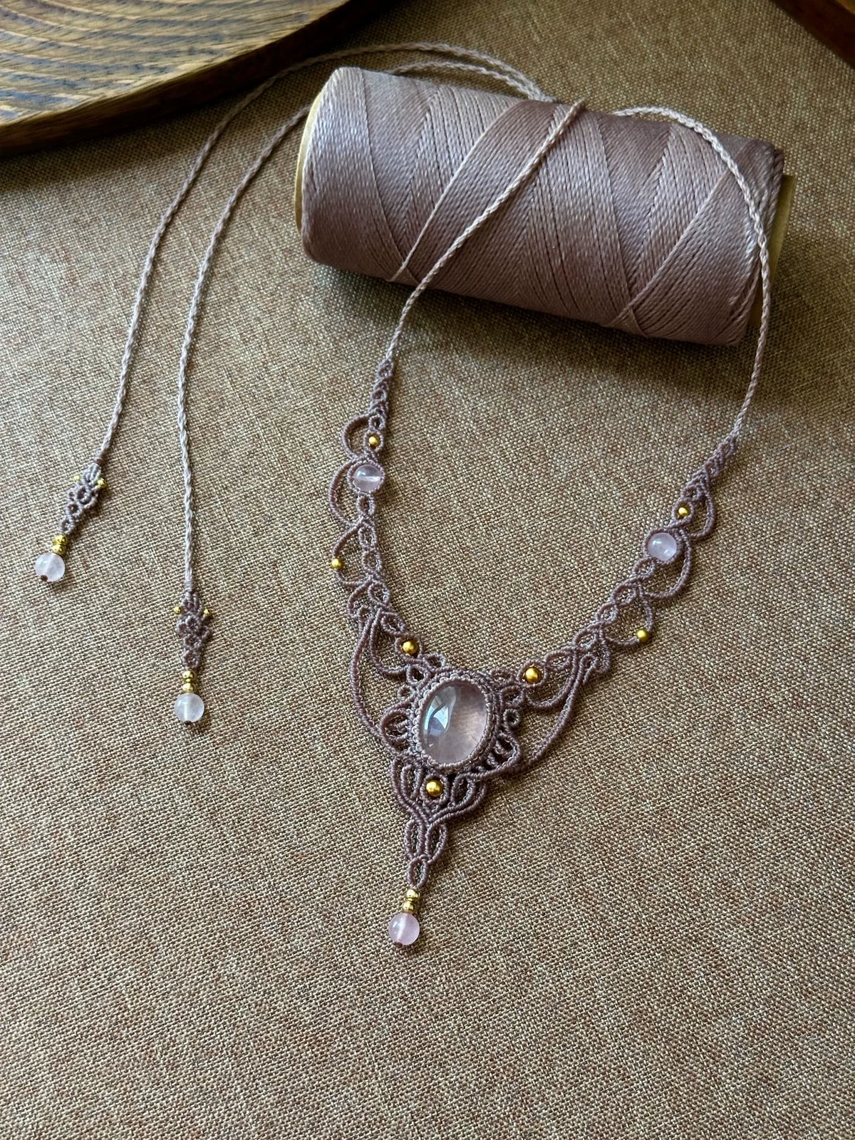 Handgeknoopt macrameketting met grote steen
