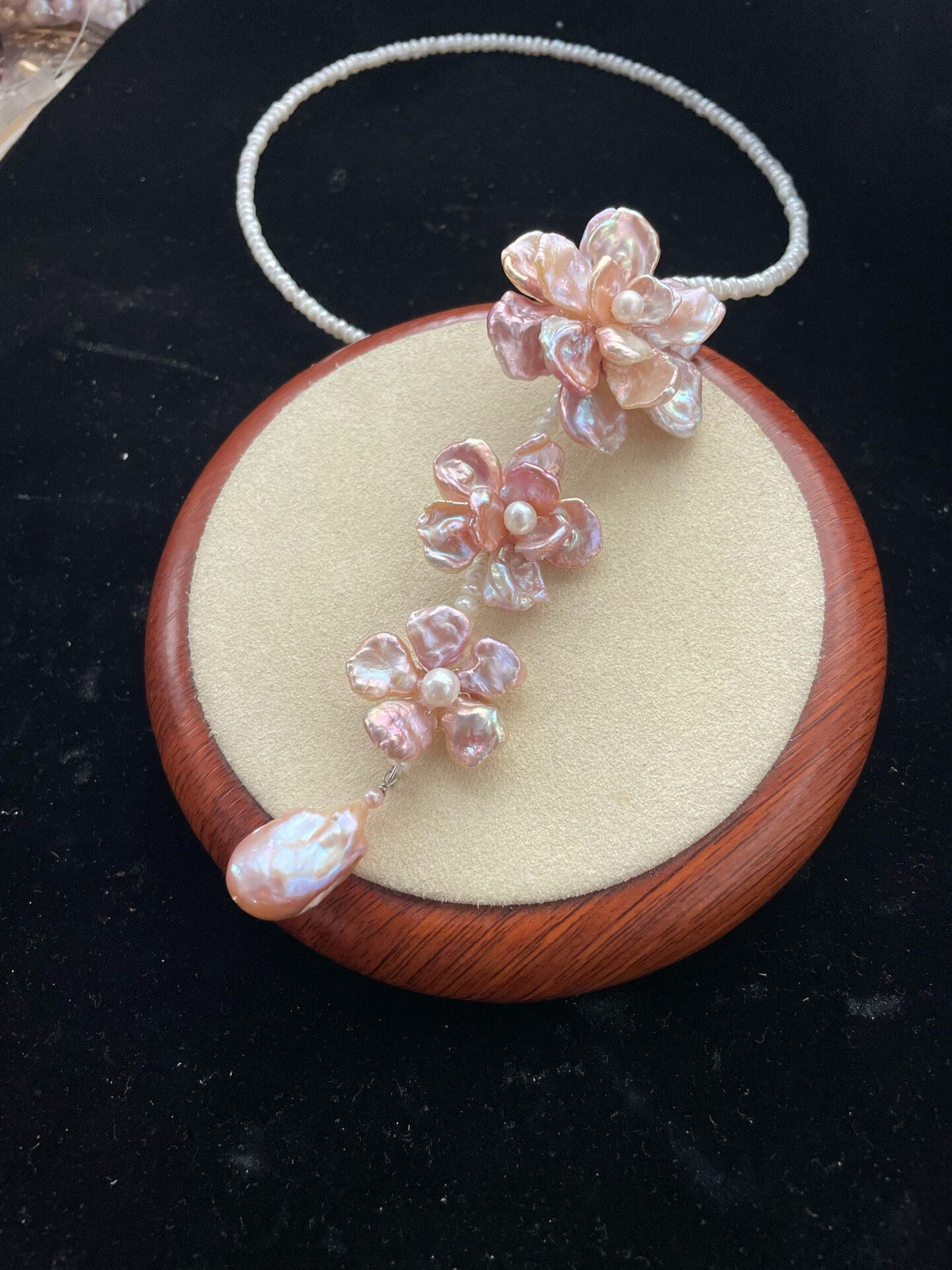 Choker con fiori di perle barocche