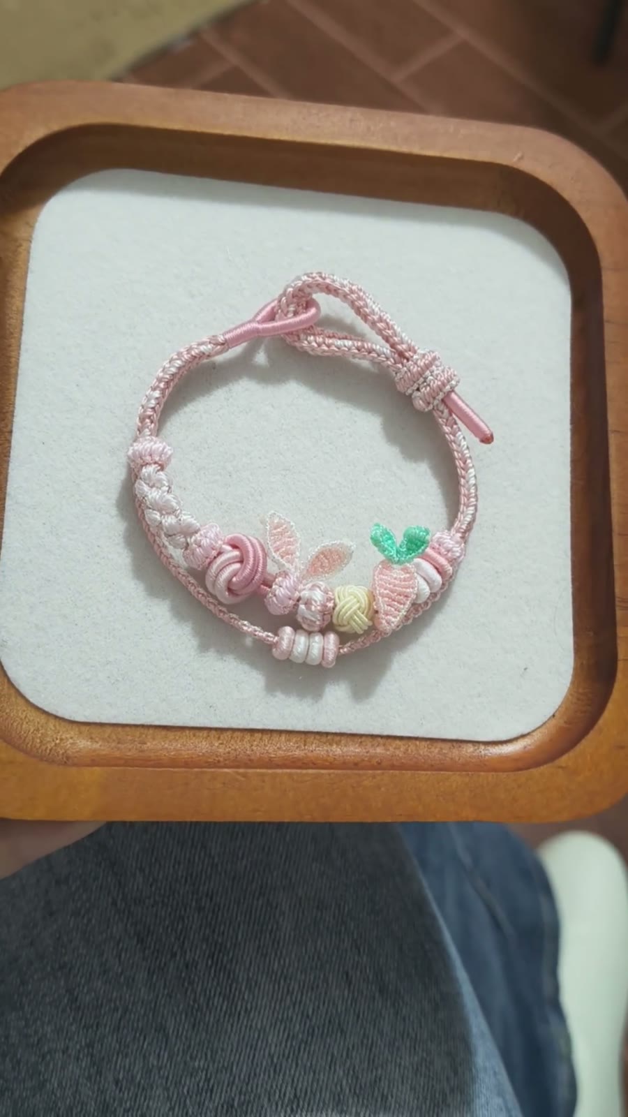 Pulseira Trançada à Mão Rosa e Branco com Borboleta