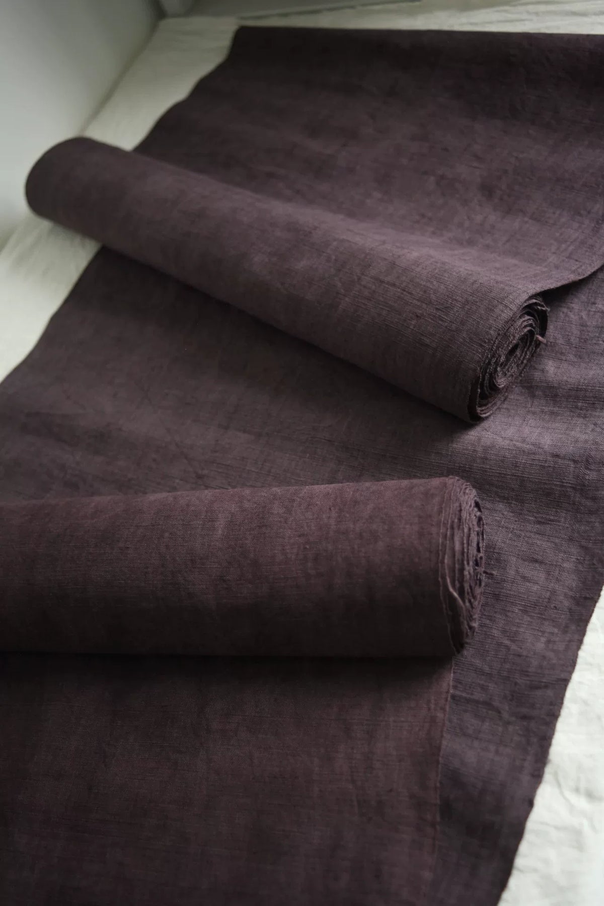 Tessuto viola tinto con coloranti vegetali, tessuto a mano