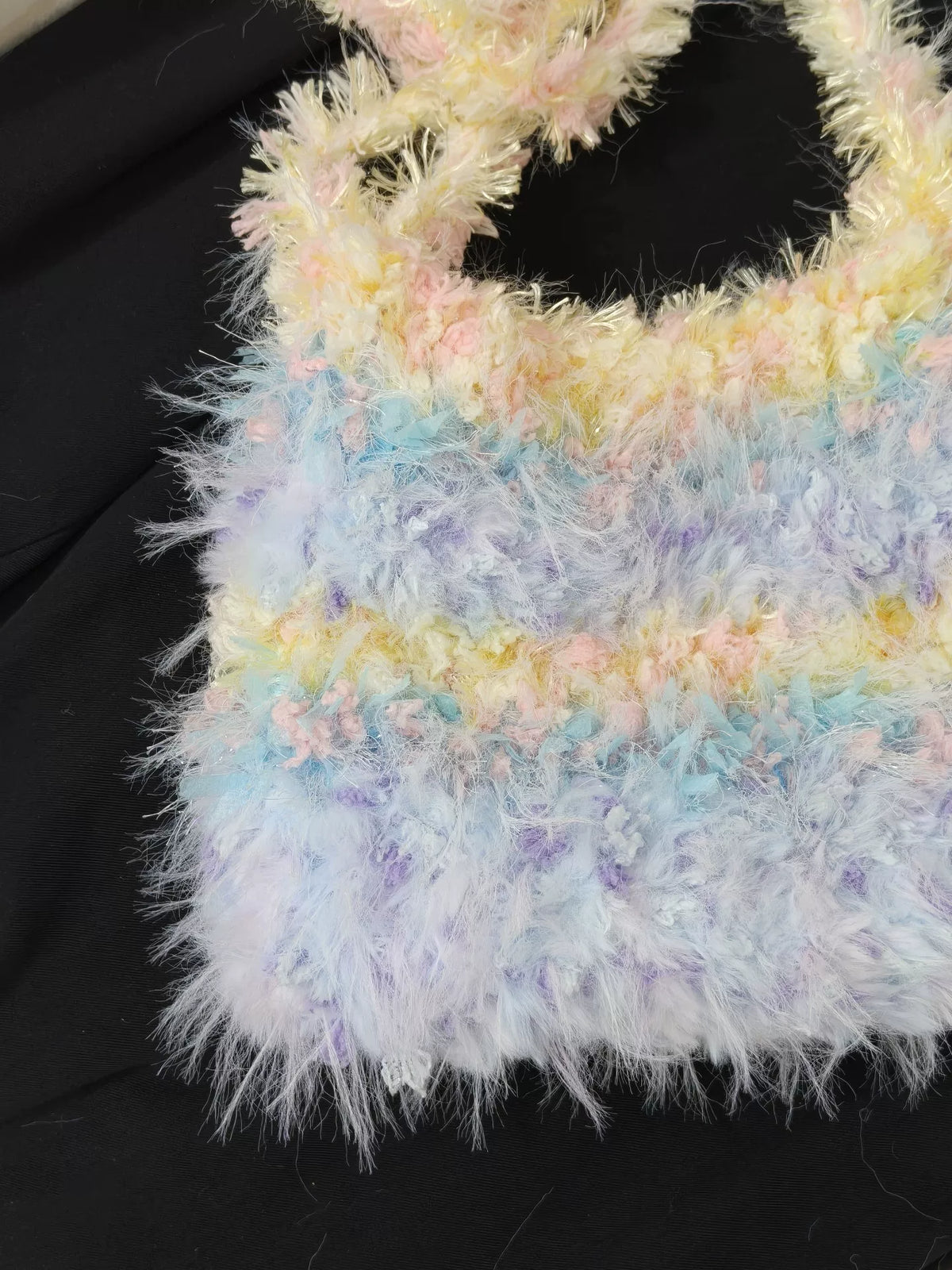 Handgehäkelte Handtasche aus Pastell-Flauschgarn