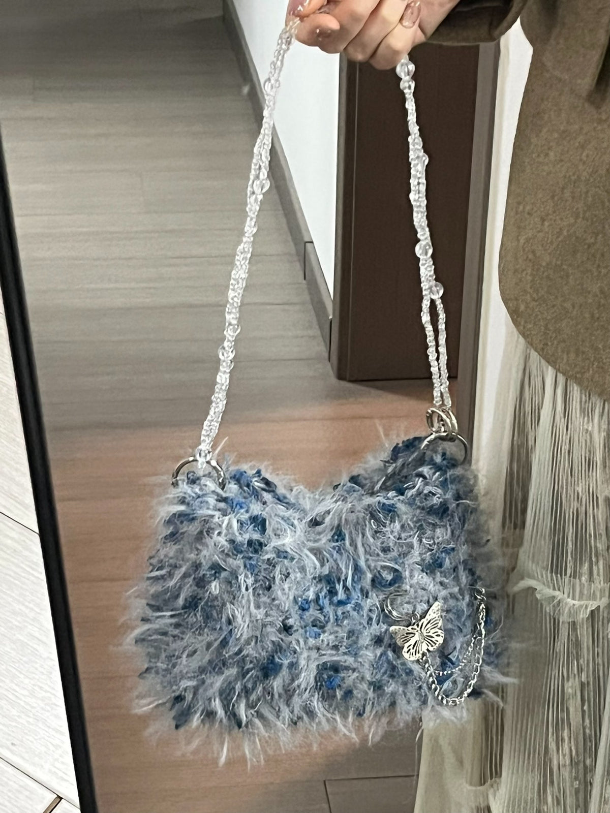 Kompakte blaue Plüsch-Schultertasche