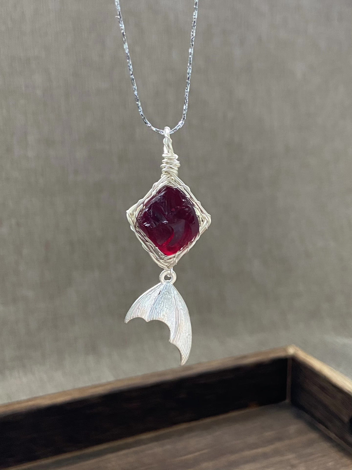 Collier pendentif cristal torsadé queue de sirène