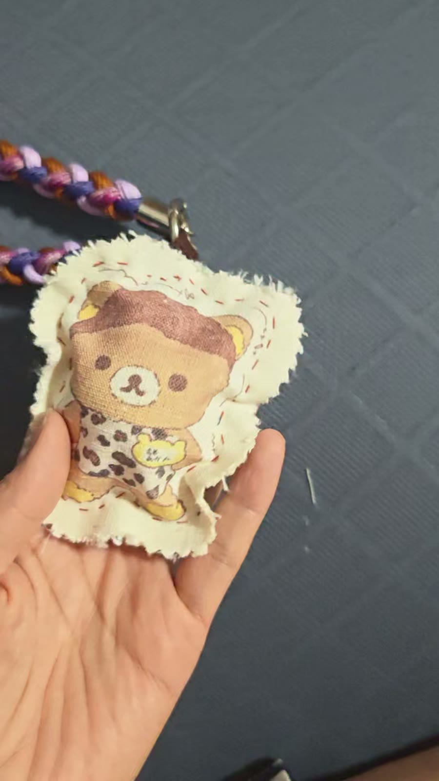 Handgemaakte aardstof poothhanger met zeepbelblazer