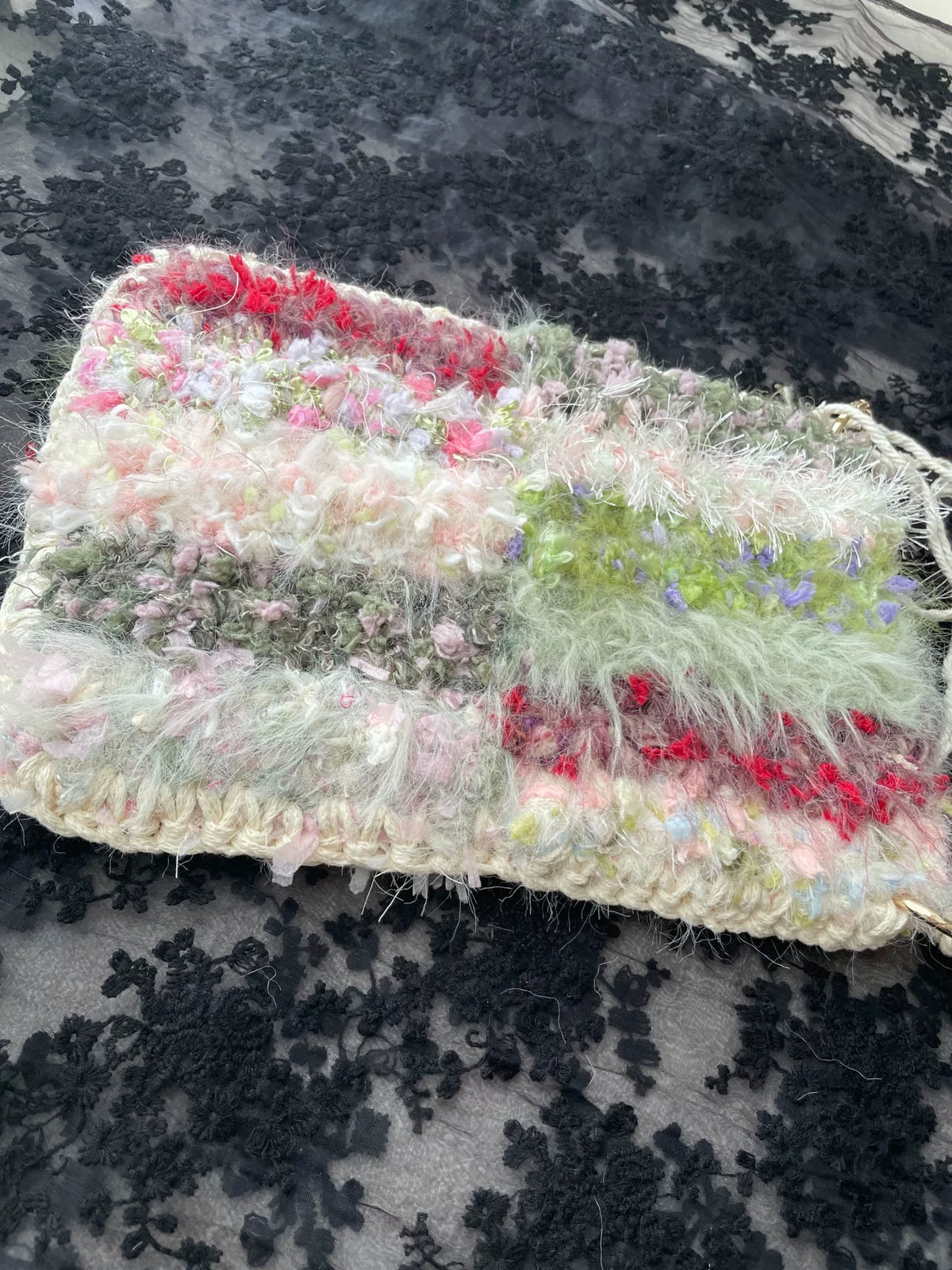 Mala transversal multicolor em patchwork de fios misturados à mão