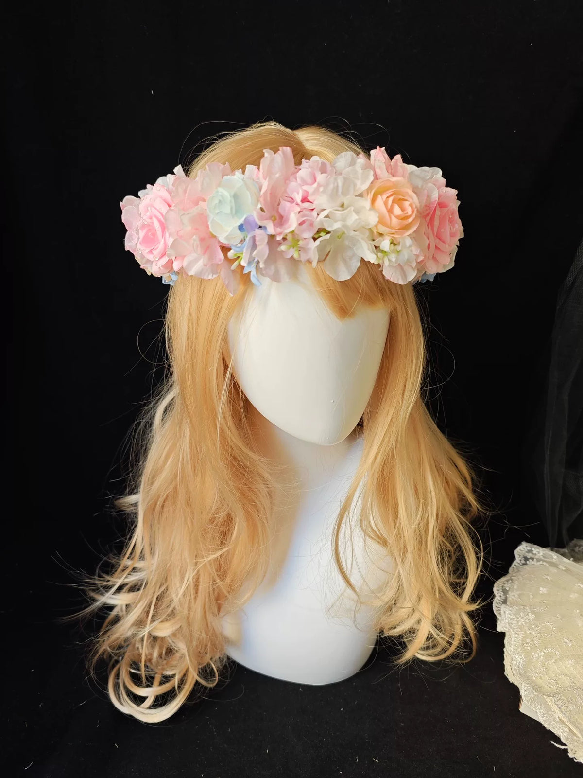 Handgjort blomsterkranspannband rosa blå vit