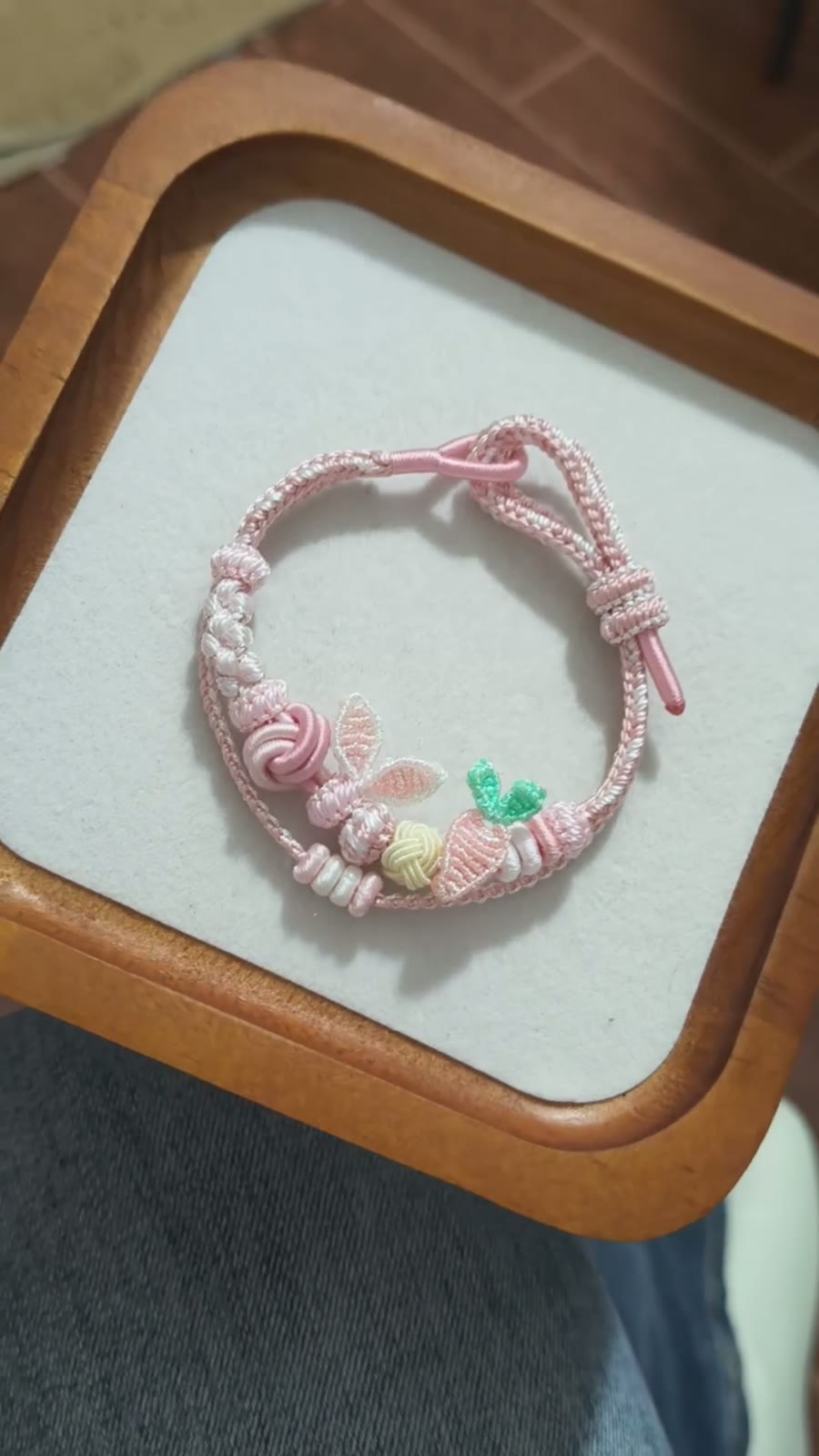 Pulseira Trançada à Mão Rosa e Branco com Borboleta