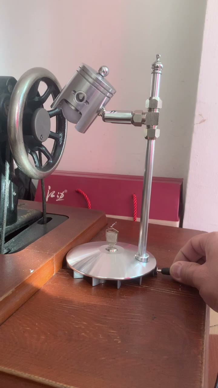 Mechanische Schreibtischlampe im Industrial Design